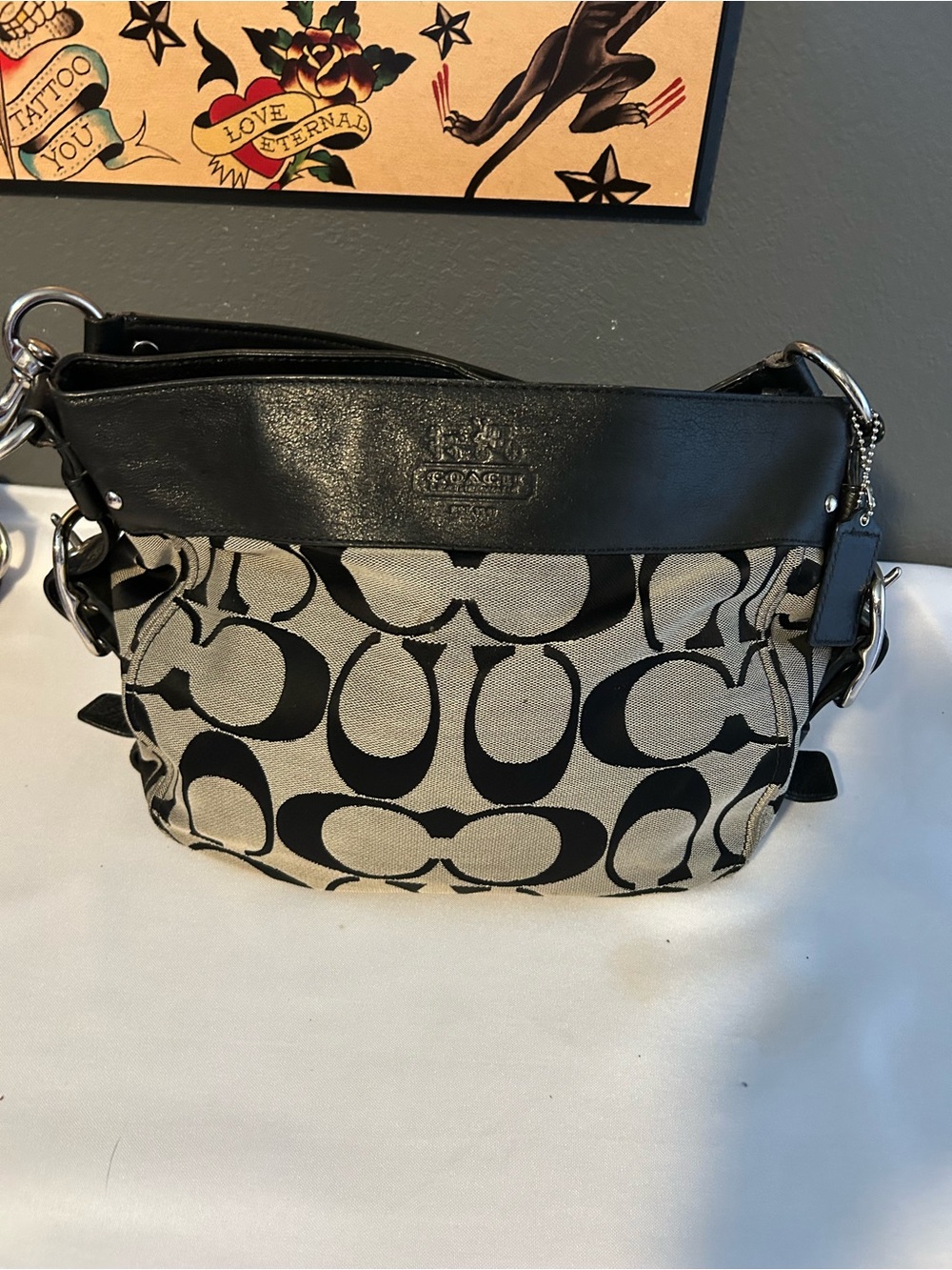Coach Signature Zoe Hobo Shoulder Bag in Very Good Condition - Picture 2 of 8